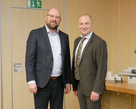 Thomas Drinkuth, Leiter der RTG (l.), und Josef Beckhoff, Vorstand Vertrieb & Marketing bei der VEKA AG (r.).