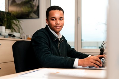Student Wirtschaftsingenieurwesen dual am Arbeitsplatz