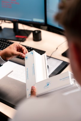 Elektrotechnik Auszubildender mit einem Schraubenzieher in der Hand