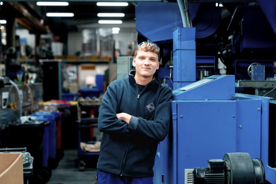 Auszubildende der VEKA AG an einer Maschine am Werk in Sendenhorst