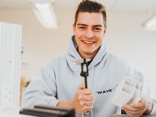 Technische Produktdesigner Azubi mit VEKA Profil in der Hand