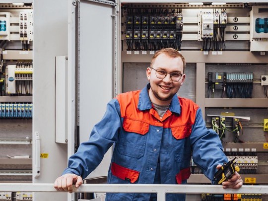 VEKA_Auszubildender_Elektroniker