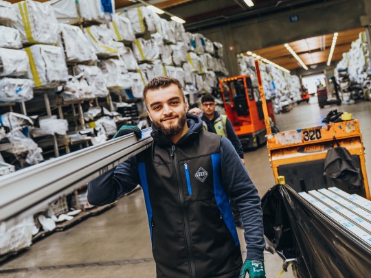 Auszubildender bei VEKA im Lager