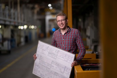 Duales Studium Maschinenbau Student mit Plan