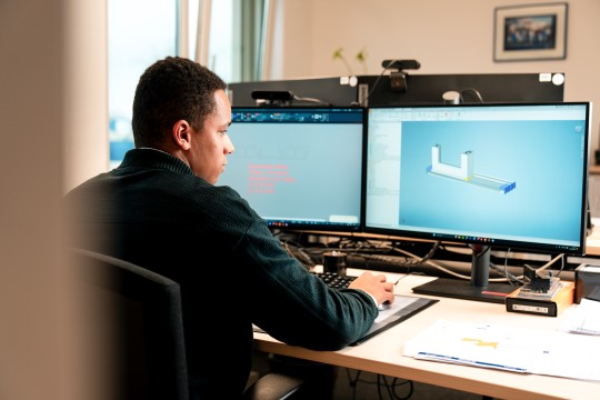 Dualer Student Wirtschaftsingenieurwesen VEKA AG am Schreibtisch