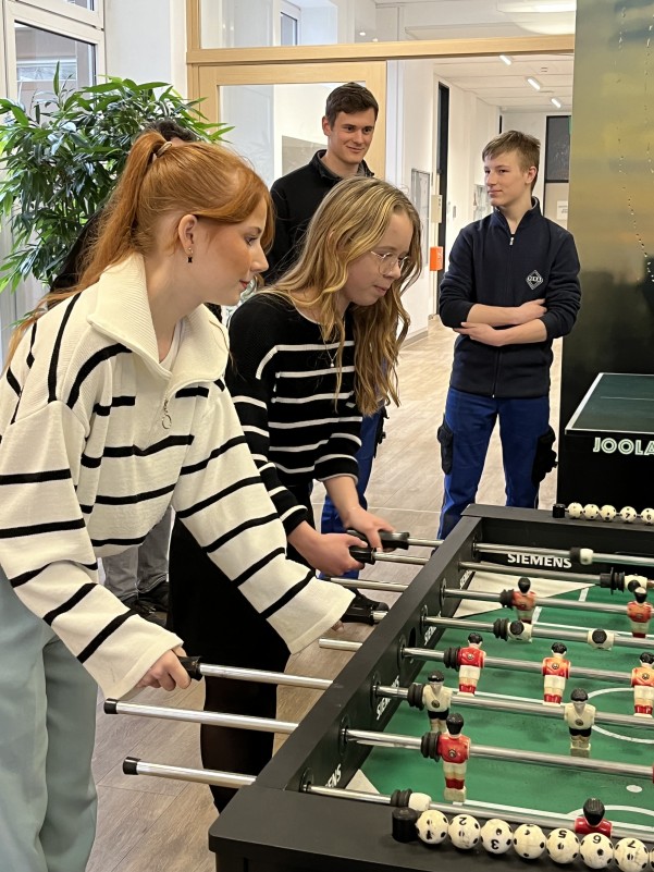 VEKA Azubis spielen Kicker gegeneinander