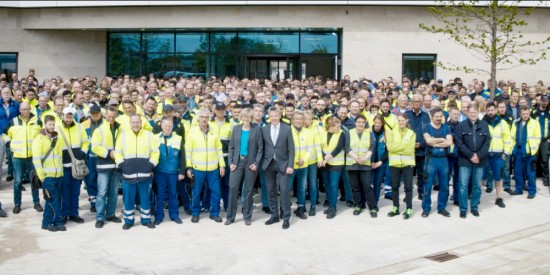 VEKA Mitarbeitende vorm Welcome Center in Sendenhorst