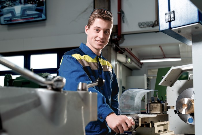 Auszubildende der VEKA AG in der Produktion an einer Maschine in der Lehrwerkstatt