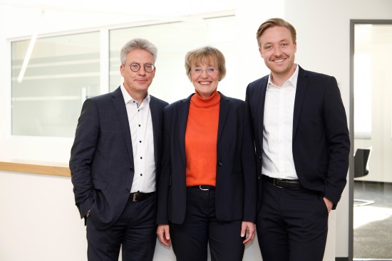 VEKA Mitarbeitende vorm Welcome Center in Sendenhorst (NRW)