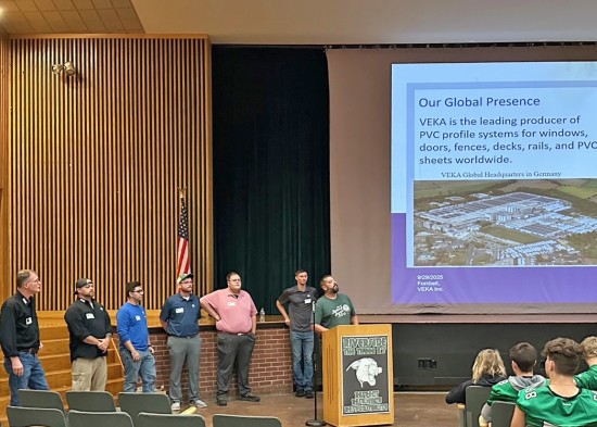 El director de formación de VEKA, Thomas VandeBunt, se une a los antiguos alumnos de Riverside Tyler Cornelius, Matthias Stockman y Austin Meade, junto con los miembros del equipo Dominic Greco y Nate McAfee, para dirigirse a los estudiantes de Riverside durante una presentación especial.