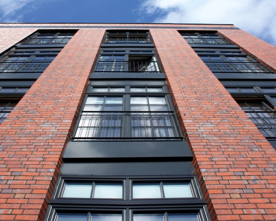 Residential in Hamburg, Germany, profile system GEALAN S 7000 IQ with GEALAN-acrylcolor® RAL 7021