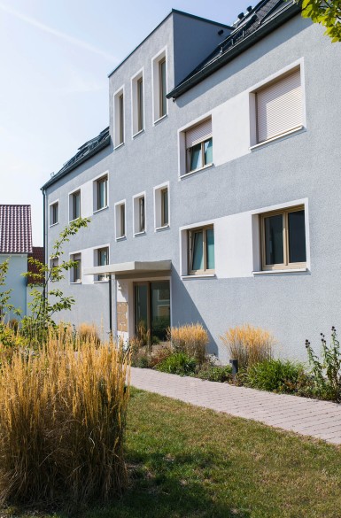 Mehrfamilienhäuser in Ostfildern, Deutschland, Profilsystem S 9000 mit GEALAN-acrylcolor RAL 1019