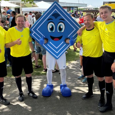 The referees with the VEKA mascot "Rauti"