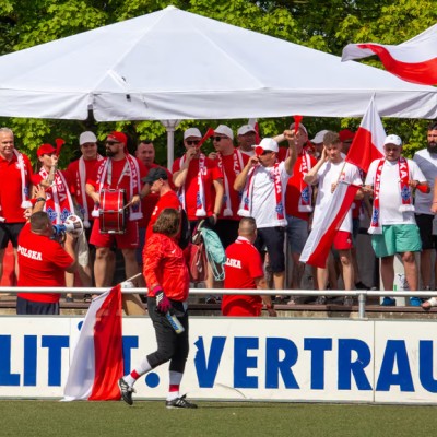 Fans feuern ihre Mannschaft bei der VEKA EM an