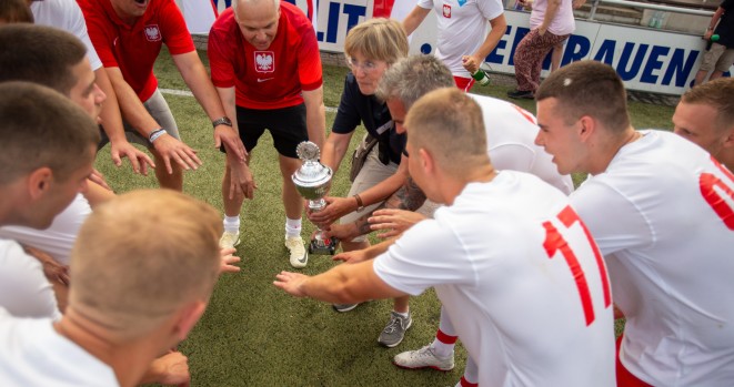 VEKA Polska is celebrating the trophy with Elke Hartleif