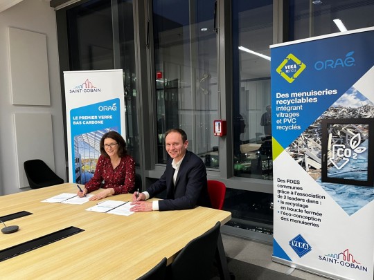 Emmanuel Demesmay, Geschäftsführer VEKA SAS mit Maud Thuaudet, Geschäftsführerin Saint Gobain Glass Frankreich