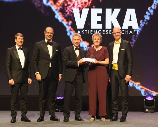 Wolfgang Glauner, Christian Zahn, Andreas and Elke Hartleif and Martin Dürrstein at the ceremonial presentation of the “EY Entrepreneur Of The Year 2025” award to the VEKA Group.