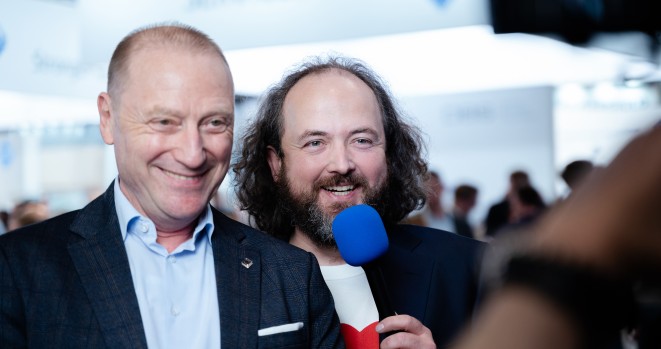 Josef L. Beckhoff with VEKA brand ambassador Holger