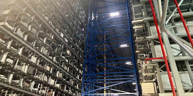 the interior of the new high-bay warehouse of GEALAN in fully automated