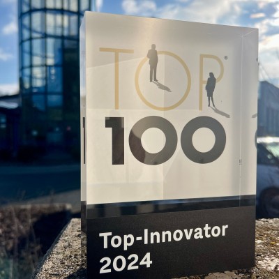 TOP 100 award in front of the GEALAN building