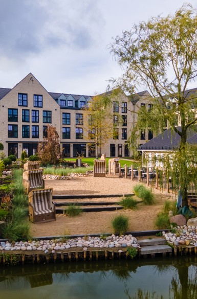 River Loft Hotel in Bunsbüttel, Profilsystem SOFTLINE 82 MD mit SPECTRAL Oberfläche in Graphitschwarz Ultramatt