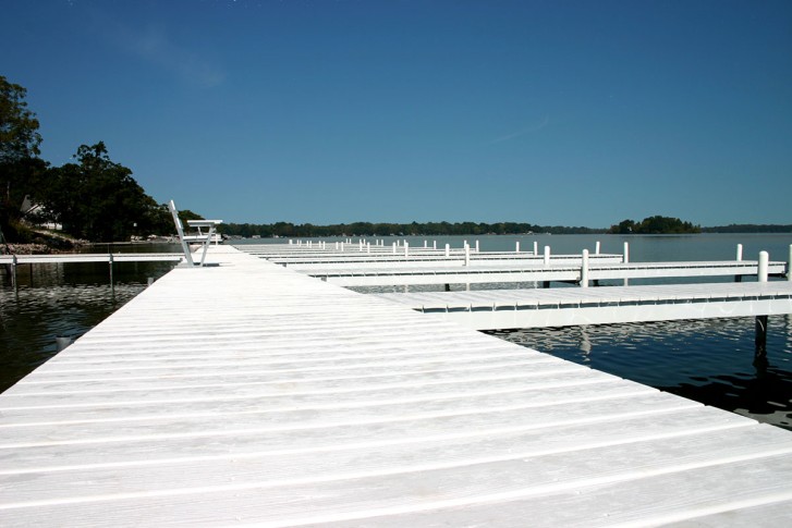 Dock with VEKAdeck in white