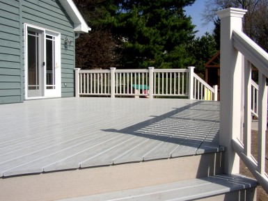 Terrassendielen VEKAdeck in Grau mit Geländer VEKArail in Weiß