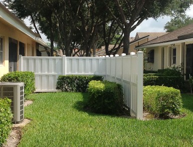 Breckenridge fence of VEKAfence in white