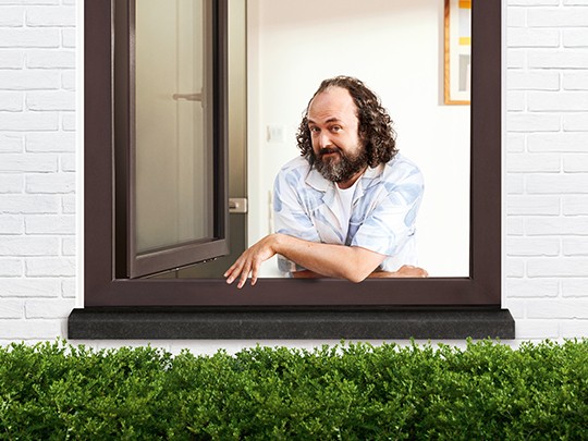 Een gezicht achter elk kozijn