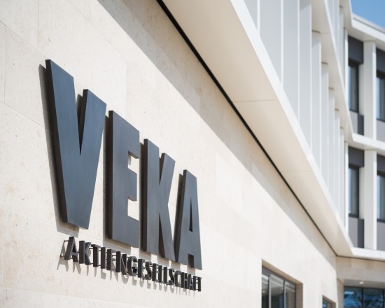 Logo der VEKA Aktiengesellschaft am Welcome Center