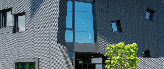 Le style architectural moderne permet de créer une atmosphère chaleureuse grâce à de grandes fenêtres.