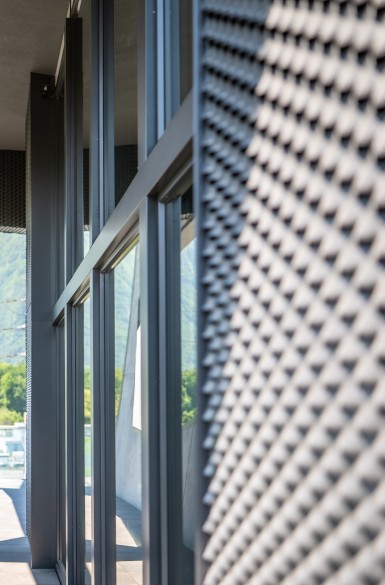 La grande baie vitrée invite à une vue imprenable sur les rives de la Sihl.