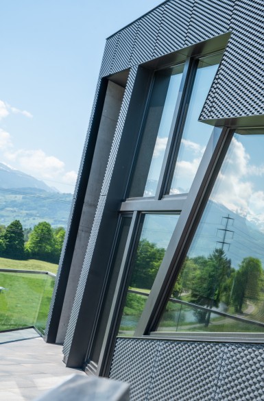 La superbe vue depuis la grande baie vitrée invite à contempler la nature.