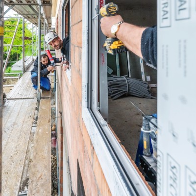 2. Die Fensterrahmen werden mit Rahmenschrauben befestigt.