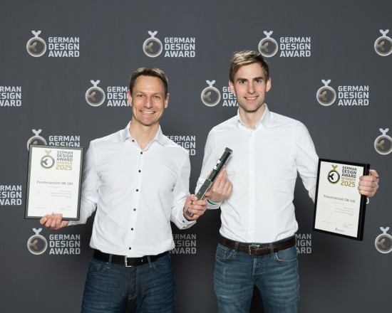 Matthias Gröninger (Gröninger Antriebstechnik) und Philipp Kalverkamp (VEKA AG) bei der Preisverleihung German Design Award 2025 in Frankfurt