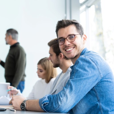 Mann lächelt im Seminar