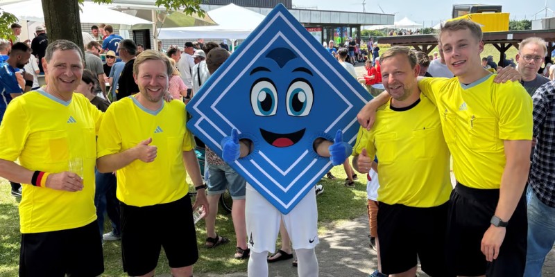 The referees with their mascot Rauti ensured that everything was fair on the playground.