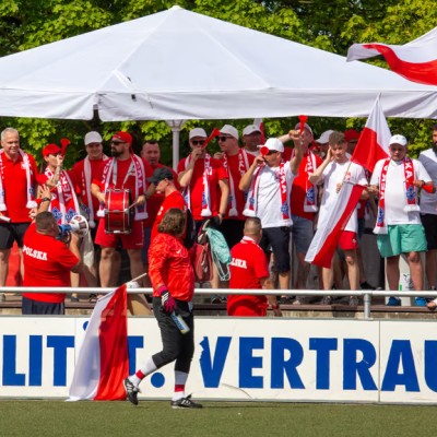 Die Fans von VEKA Polen unterstützen ihr Team.