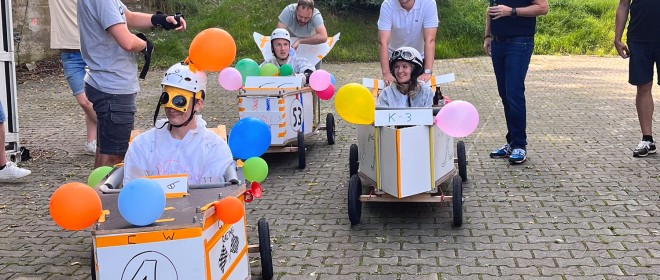 Startaufstellung für das Seifenkistenrennen