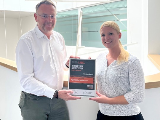 Kalle Wellsow und Melanie Lischensky mit dem Label Attraktiver Arbeitgeber 2025
