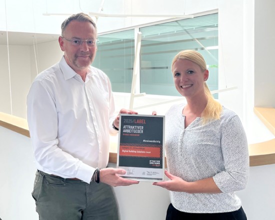 Kalle Wellsow und Melanie Lischensky mit dem Label Attraktiver Arbeitgeber 2025