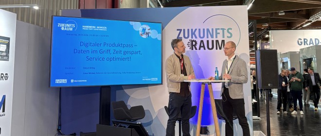 Vortrag zum Digitalen Produktpass: Jonas Winkel, Referent der Geschäftsleitung bei der FeBa Fensterbau GmbH, gibt Einblicke in die Lösung WinDo Pass