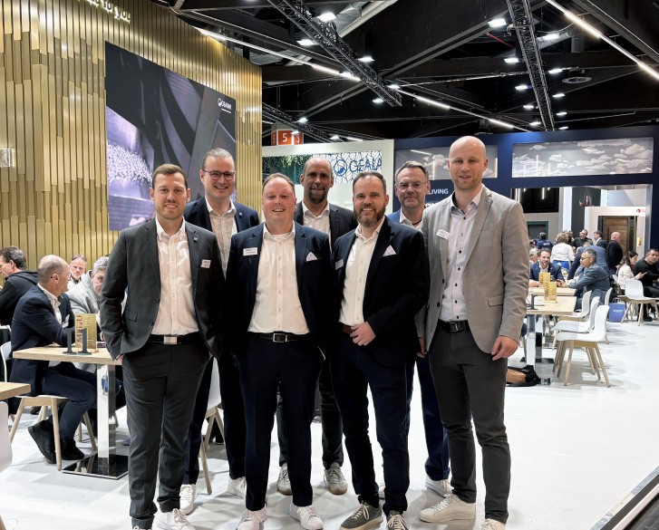 Das DBS-Messeteam auf dem Stand von GEALAN