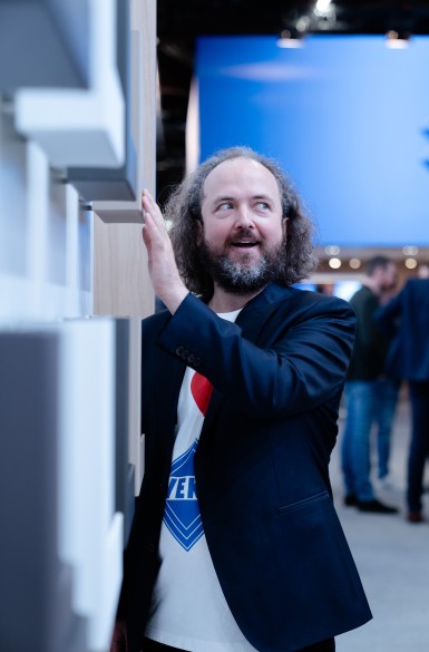 Der aktuelle VEKA Markenbotschafter Holger auf dem VEKA Messestand