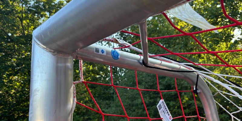 Aufgeklebter Sticker mit QR Code in der oberen, inneren Ecke des Fußballtors