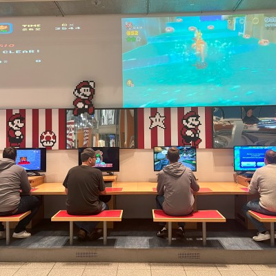 DBS Kollegen spielen Videospiele im Computermuseum