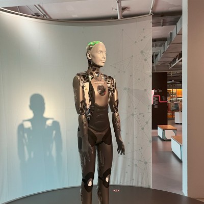 Roboterin im Nixdorf Museum