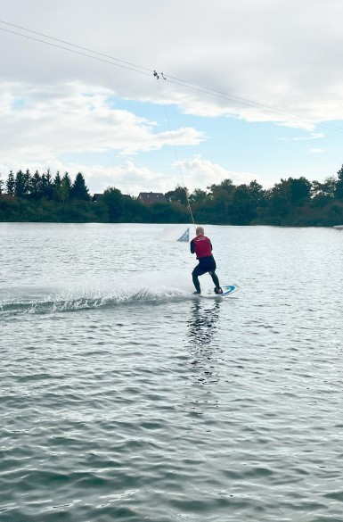 Ein DBS Kollege fährt Wakeboard