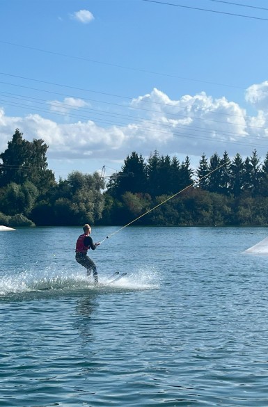 Ein DBS Kollege fährt Wasserski