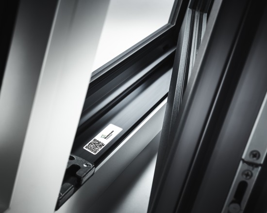 Fensterfalz AluConnect mit QR Code zu WinDo Pass